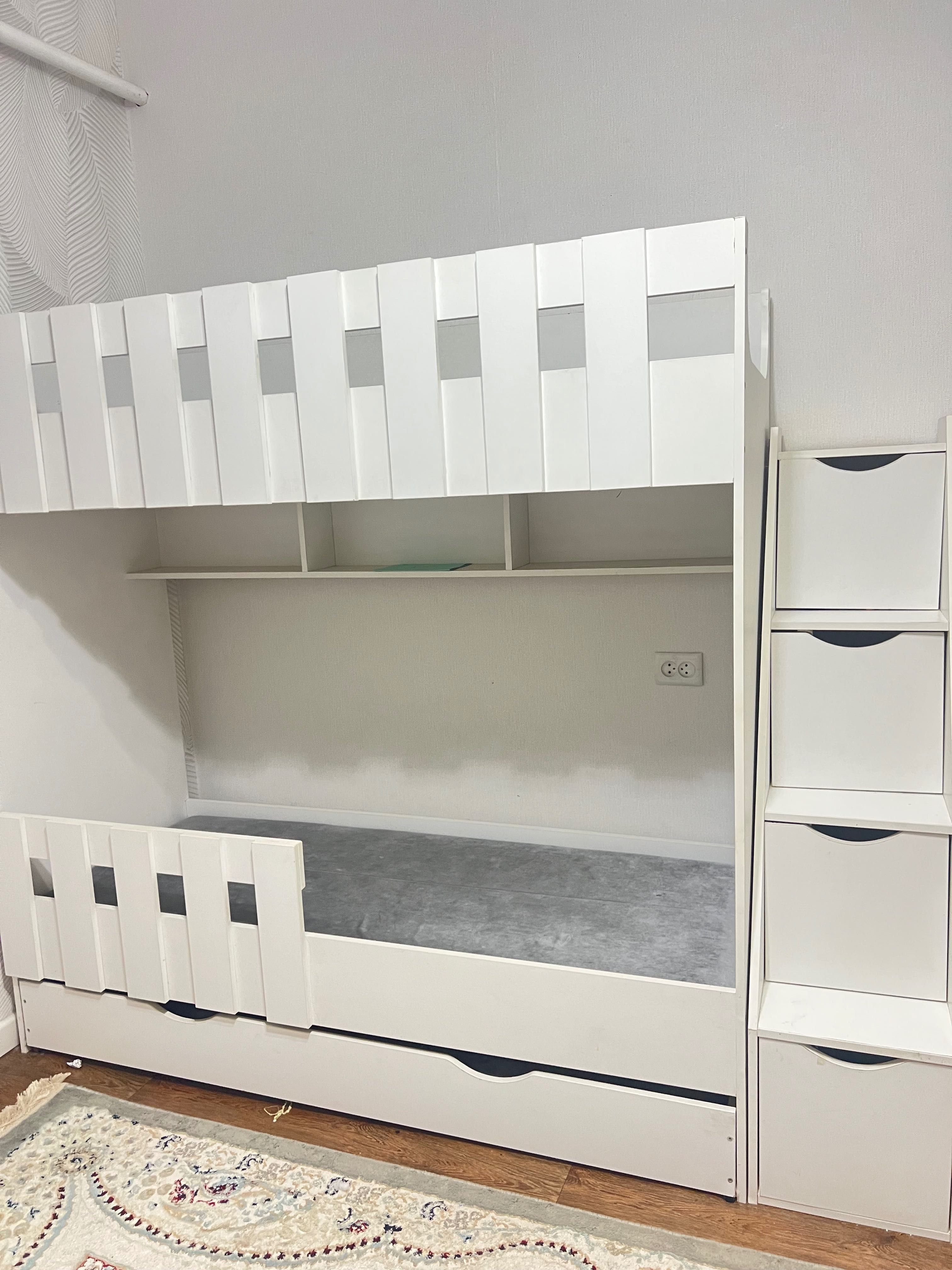 Продам  детскую 3х местную кровать