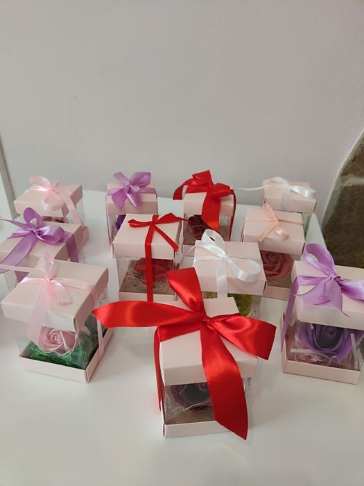 Цветя-рози, хризантеми и лалета в кутия за 8 март, рожден ден,имен ден