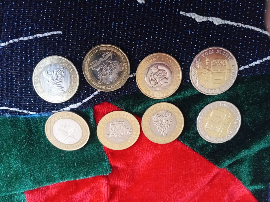 Продам коллекционные монеты 100₸  200₸ разные в количестве 8 штук.