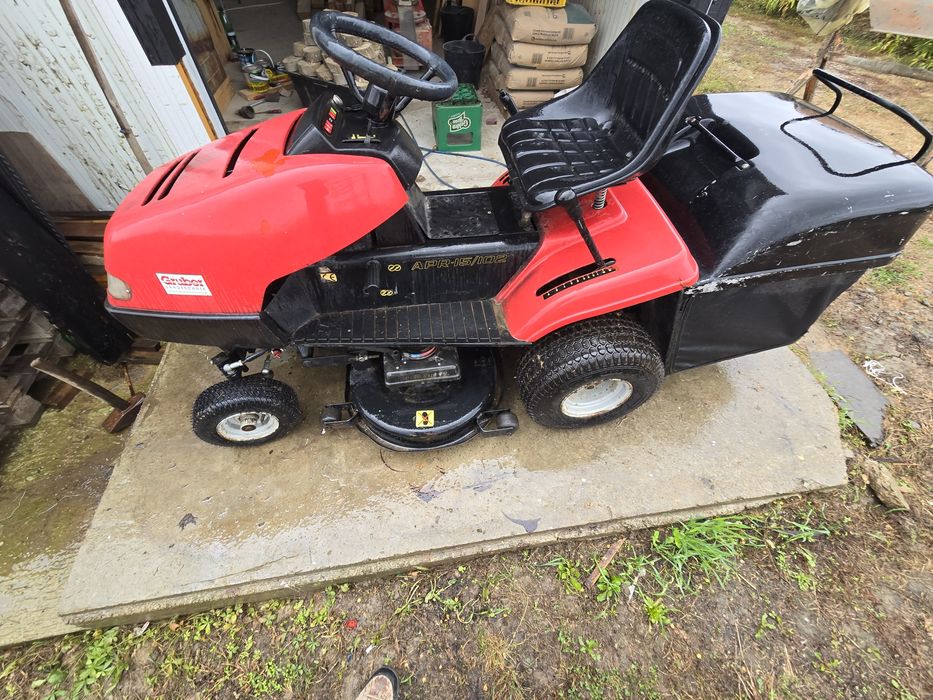 Tractoras tuns iarba/gazon