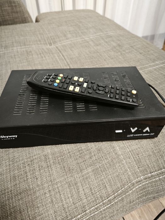 Продам hd тюнер с тарелкой и креплением