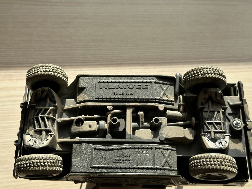 Humvee scara 1:27 Maisto