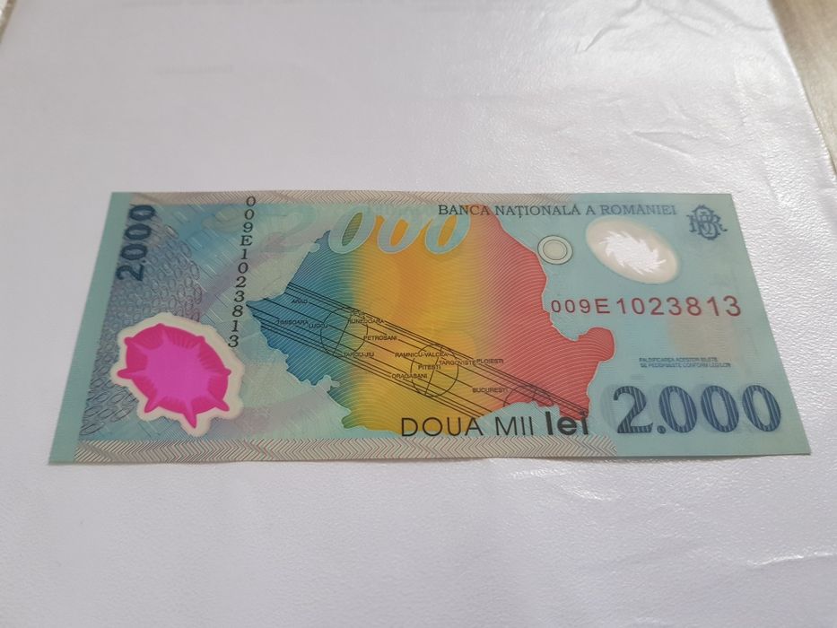 Bancnota 2000 lei cu eclipsa de soare și moneda 500 lei.
