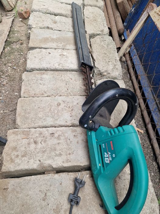 Fierăstrău Bosch gard viu și lăstari
