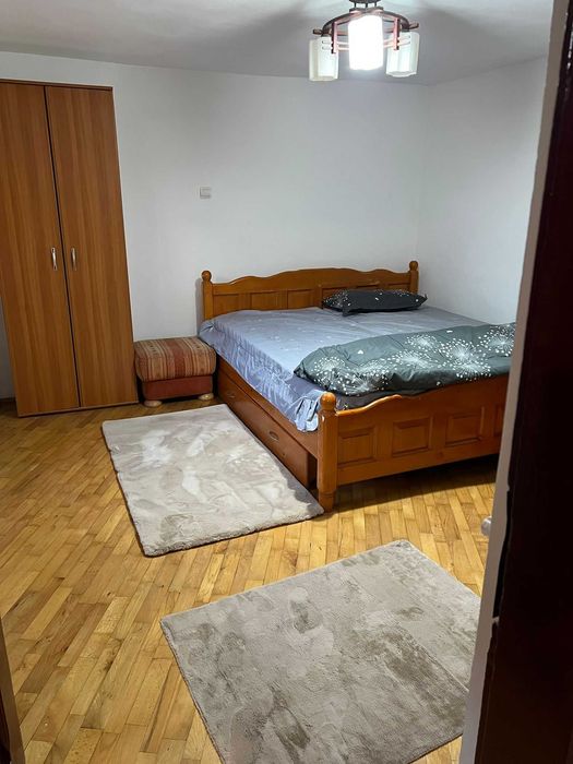 Casa de închiriat la curte