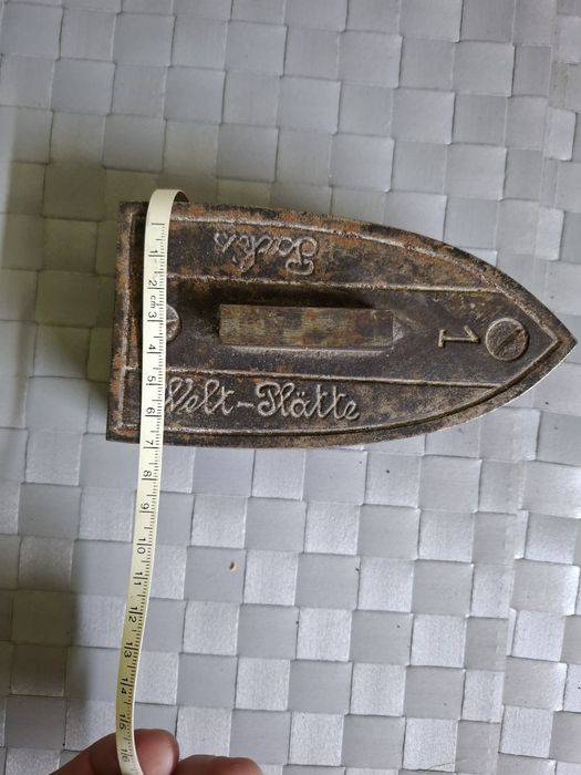 Метална ютия с надписи