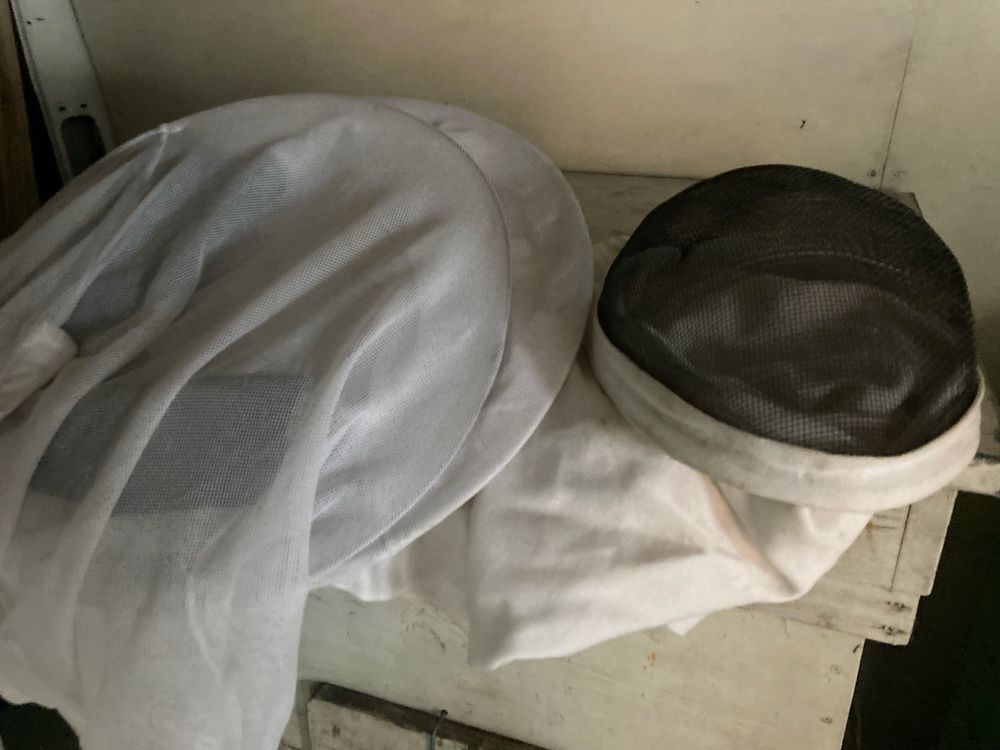 Vand lazi cu rame pt albine, centrifuga si multe  accesorii apicole
