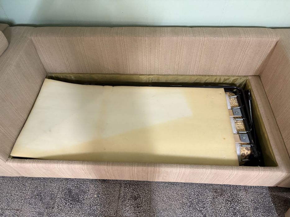 Масивен разтегателен диван + комплект възглавнички