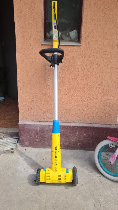 Vand trimmer indepartat buruieni