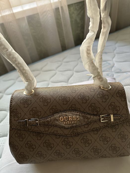 Чанта  Guess чисто нова с етокет