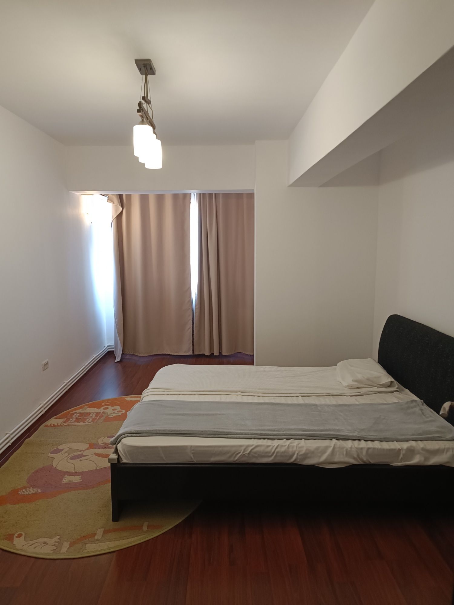 Închiriez apartament 3 camere confort 0