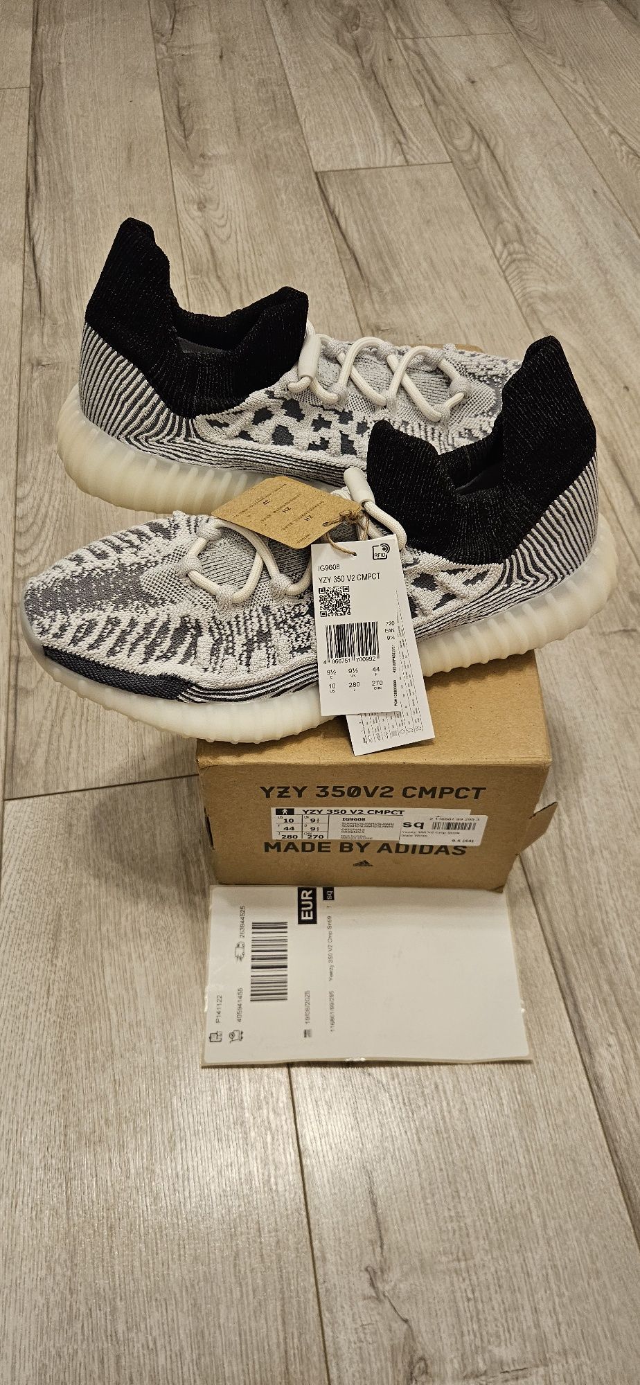 Yeezy  350 V2 Cmp Slate White 9.5 44.
Yeezy 350 V2 Cmp Slate White 9.5
