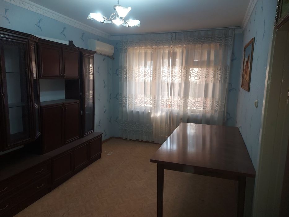 Толстой 12 3хонали 4 этаж урта падезд срочна  такалган нархи