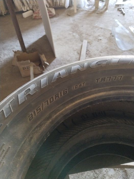 Продается б/у зимние  шины на кроссоверы. Размер 215/70 R16. Пойдет на