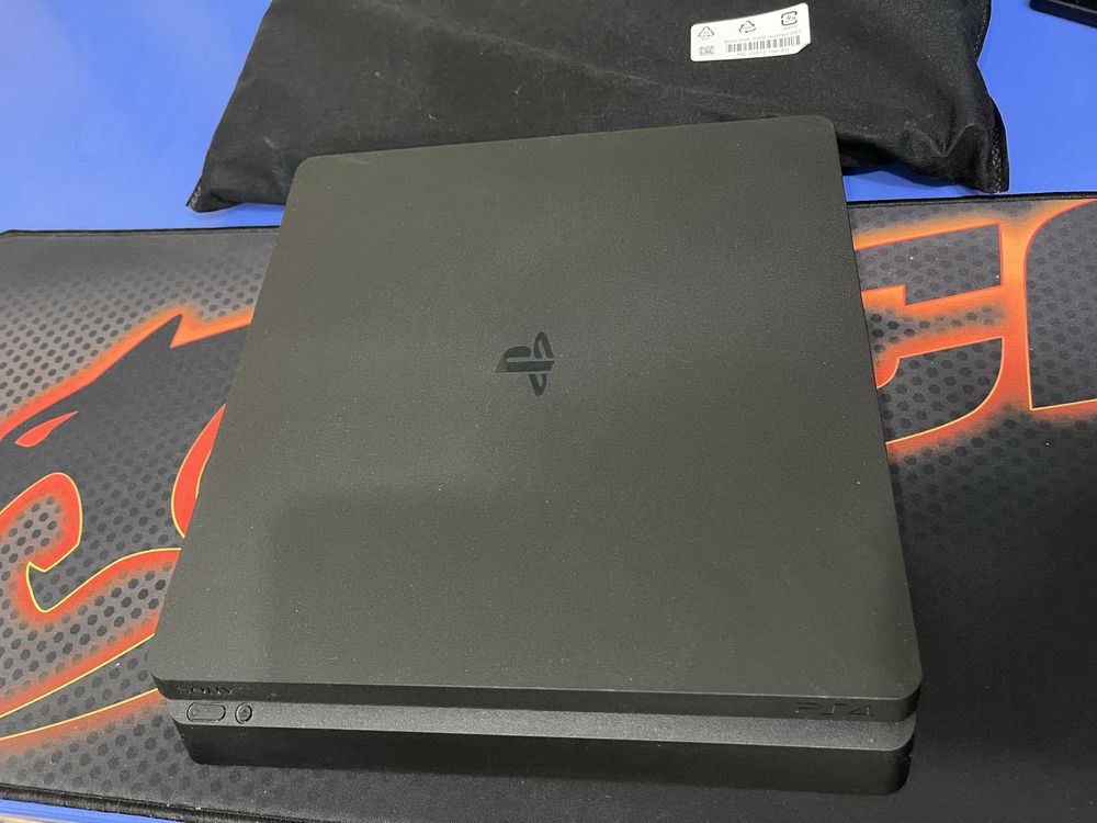 Продавам PlayStation4 Slim 1TB + 1 джойстик + 4 игри