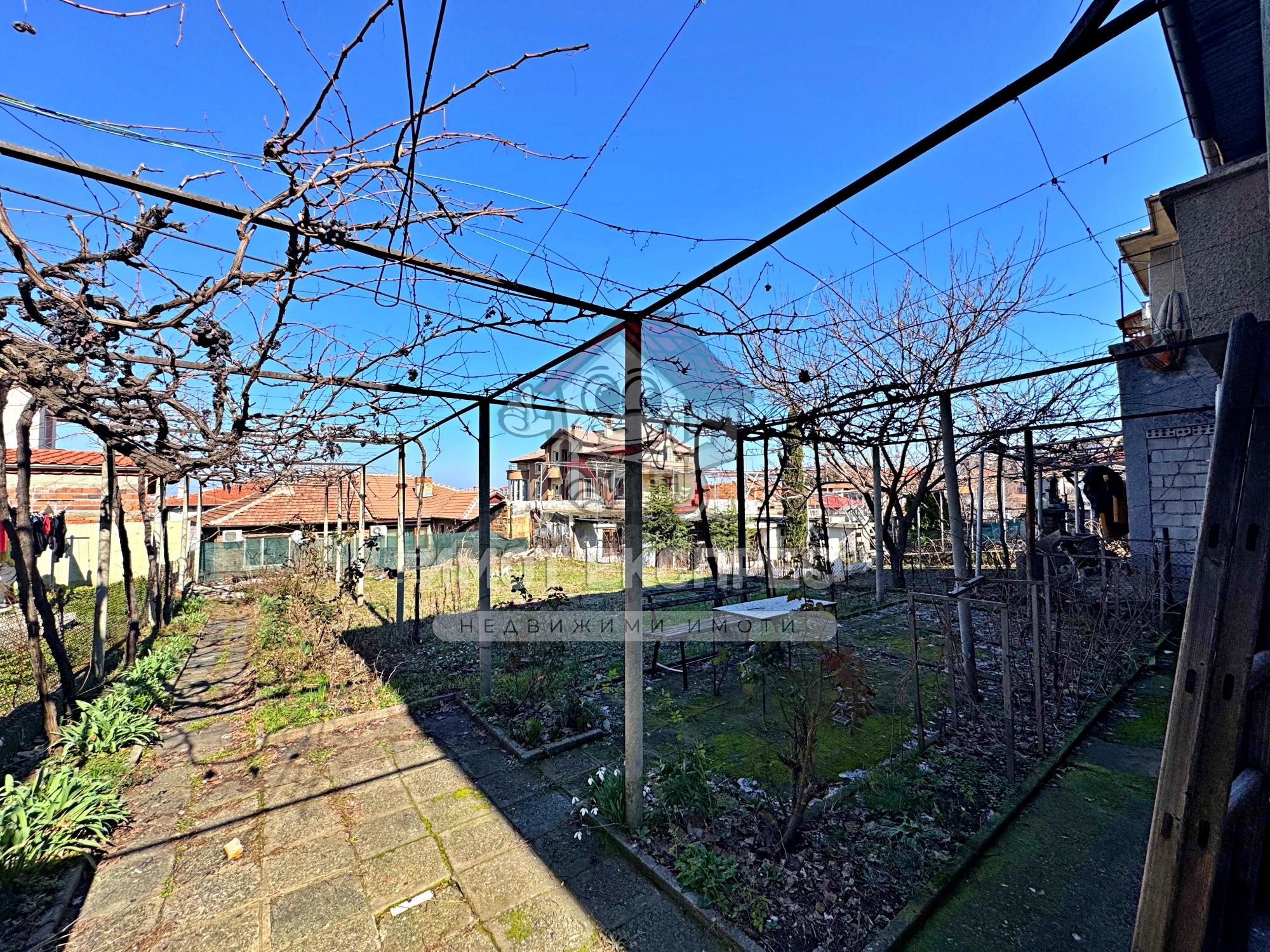 Самостоятелна къща, с двор, 156кв.м, с три спални, кв.Изток