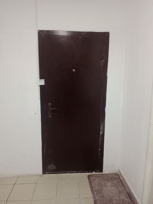 Дверь,радиатор отопления