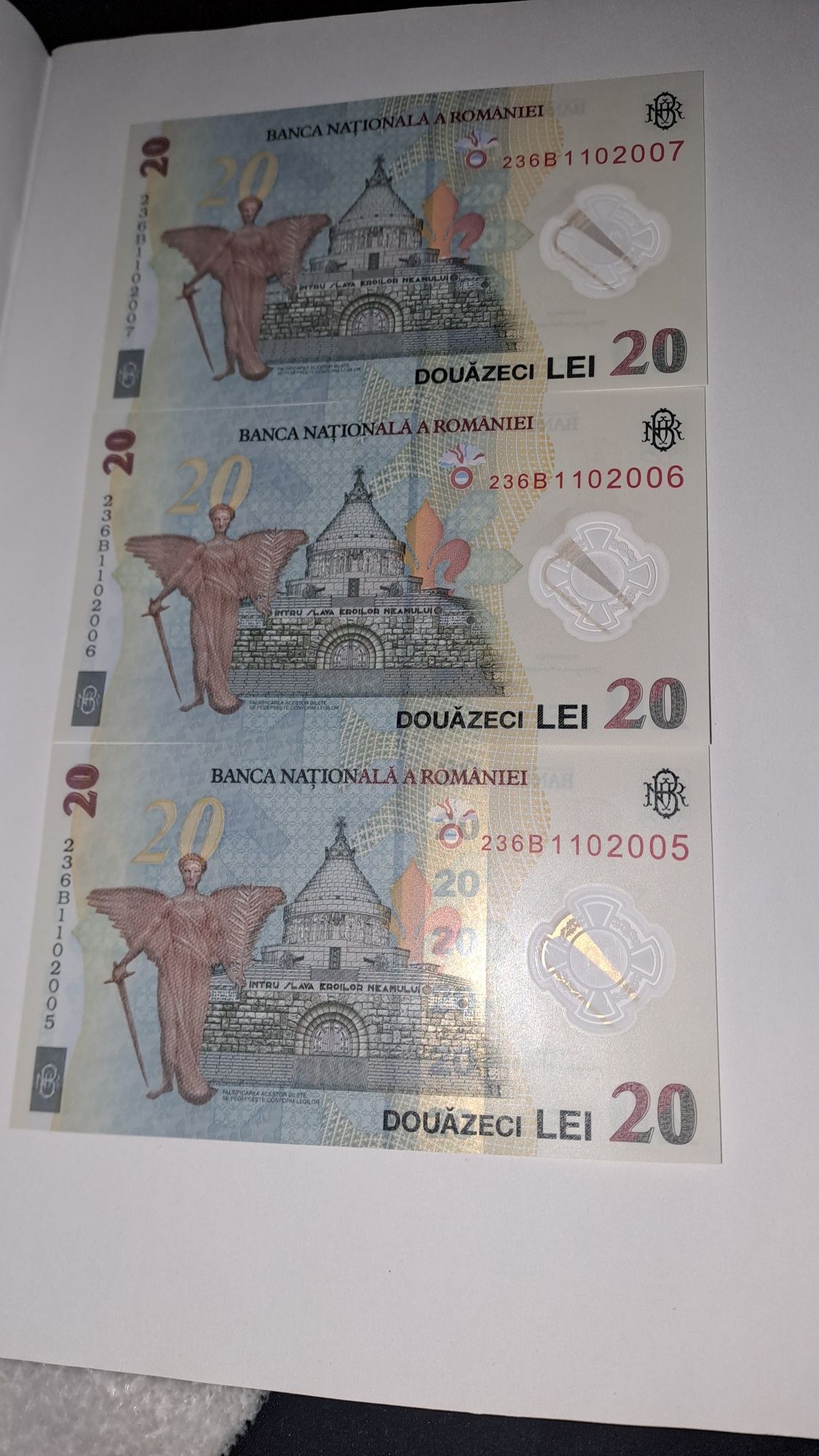 Vând 3 bacnote în serie