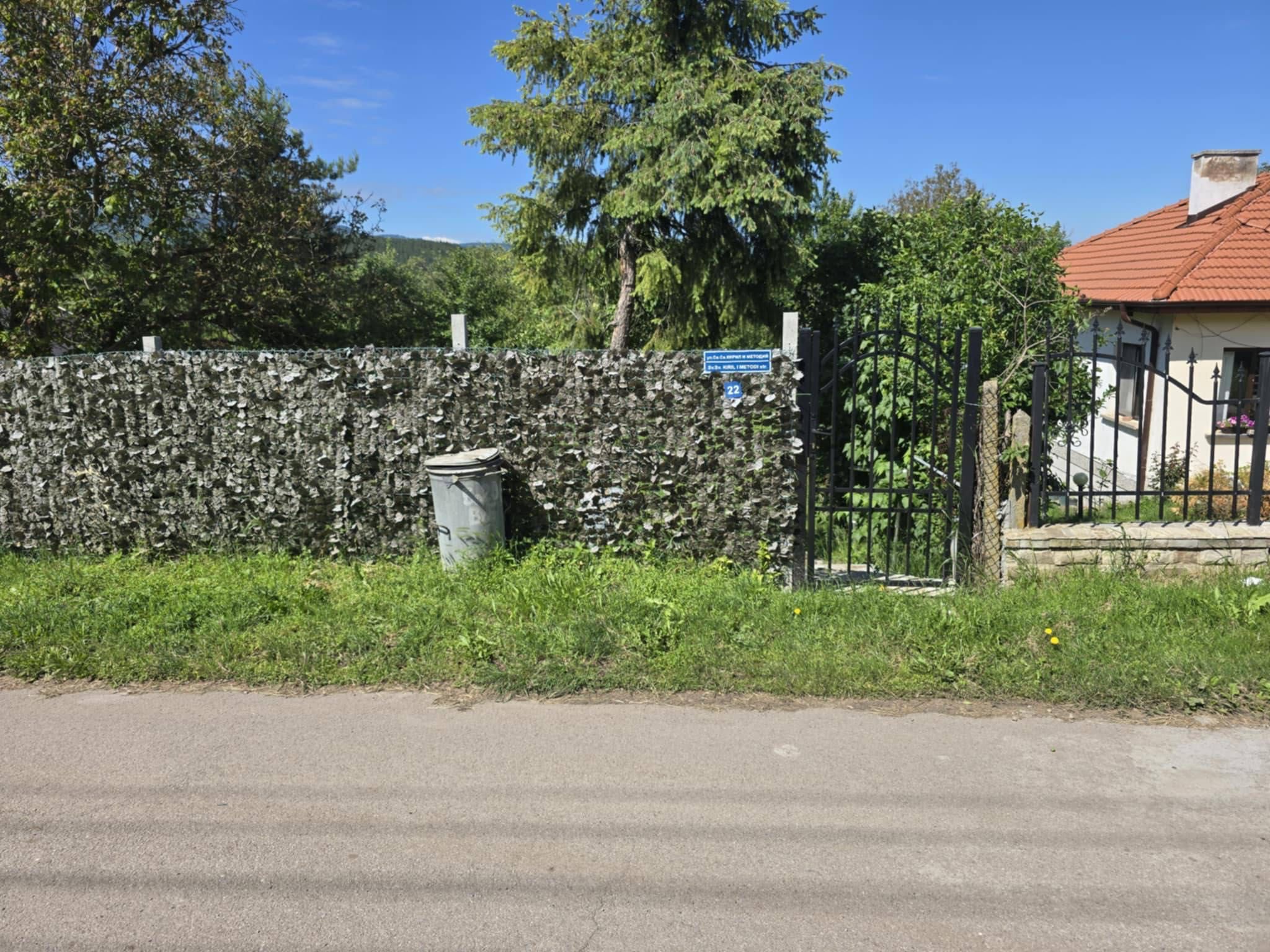 УПИ с площ 1022кв.м, ведно с изградена в него двуетажна масивна къща