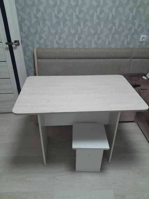 Продам кухонный стол и стулья