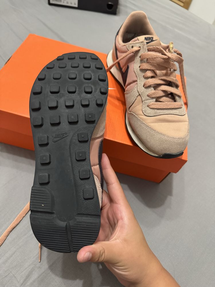 Adidasi Nike.