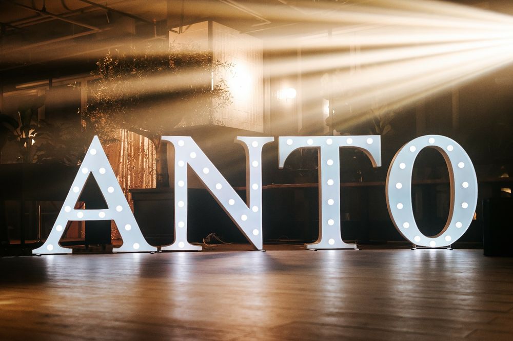 Inchiriez LITERE volumetrice LUMINOASE evenimente