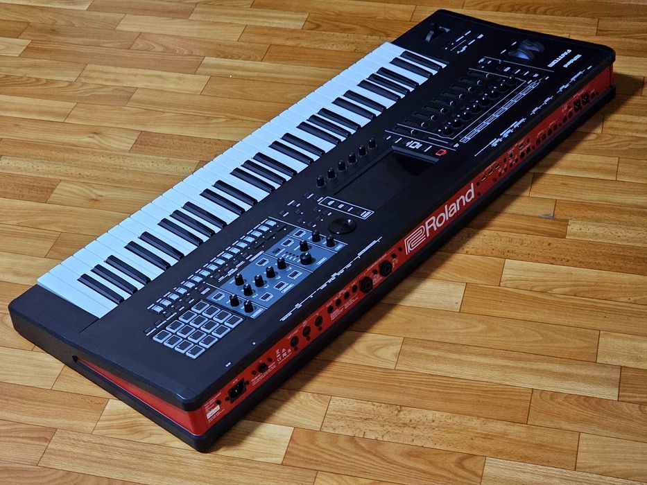 Профессиональный синтезатор ROLAND FANTOM 6