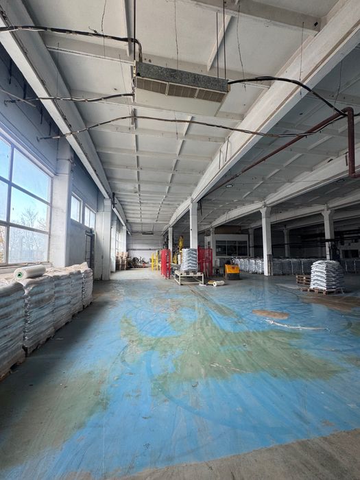 Se oferă spre vânzare hala industrială și teren strada volovatului