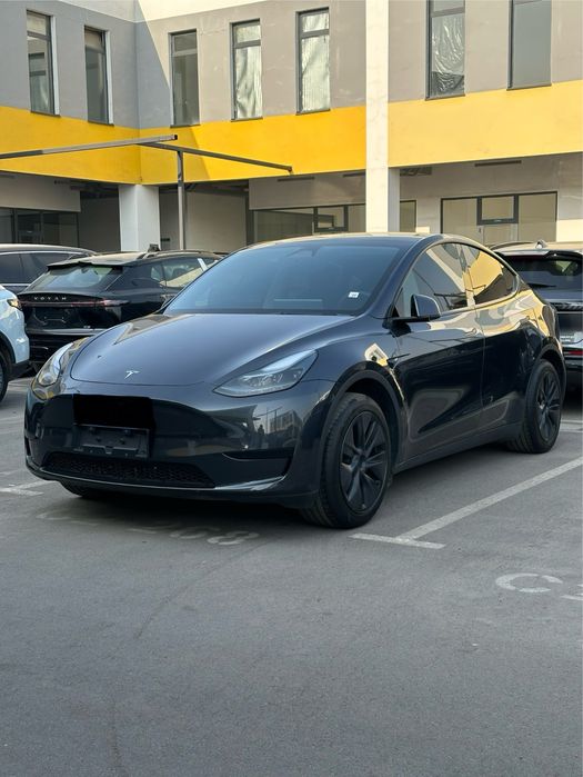 Tesla Model Y 2024-08 ozgina yurgan