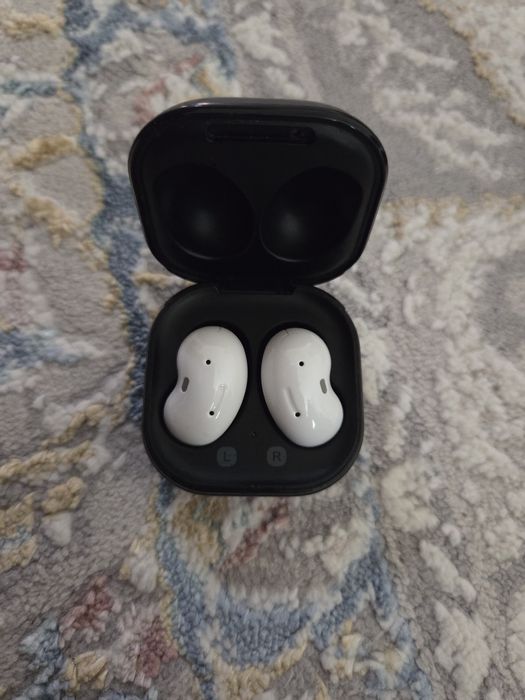 Realme 6i и galaxy buds live