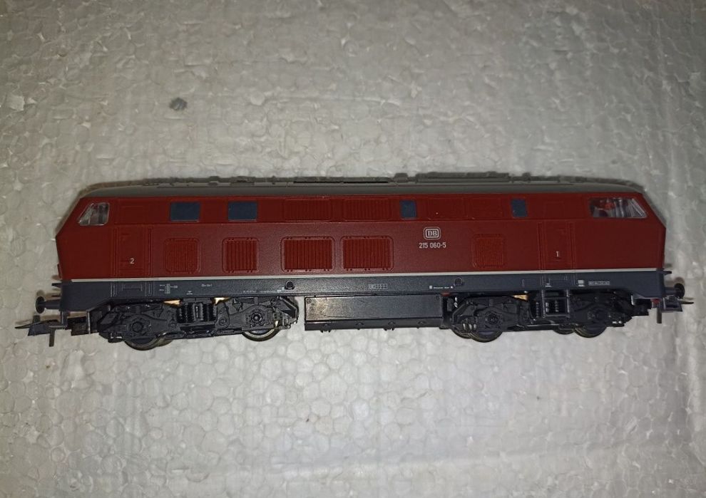 Locomotiva roco BR 215
Lumini frontale
Mufă pentru decodor digital
Tra