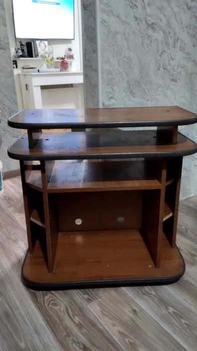 Продам тумбочку под телевизор. Возможна доставка.