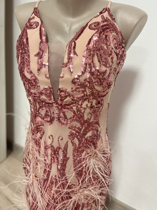 Rochie de seară pene și paiete