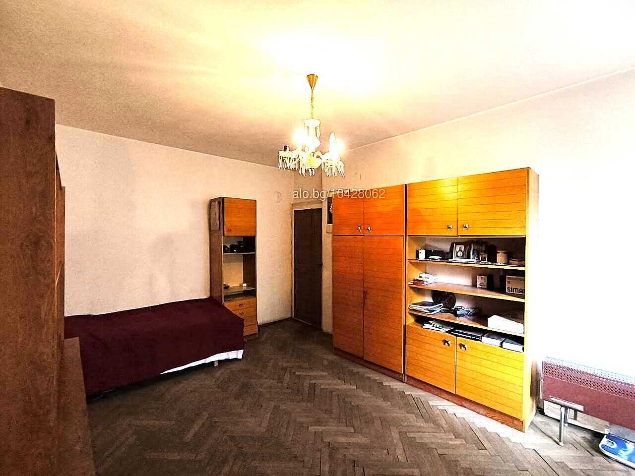 Тристаен тухлен апартамент, кв. Лозенец, гр. София