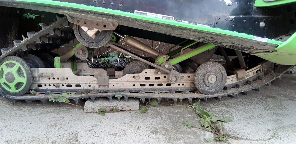 Snowmobil articat de 700 2t vând urgent