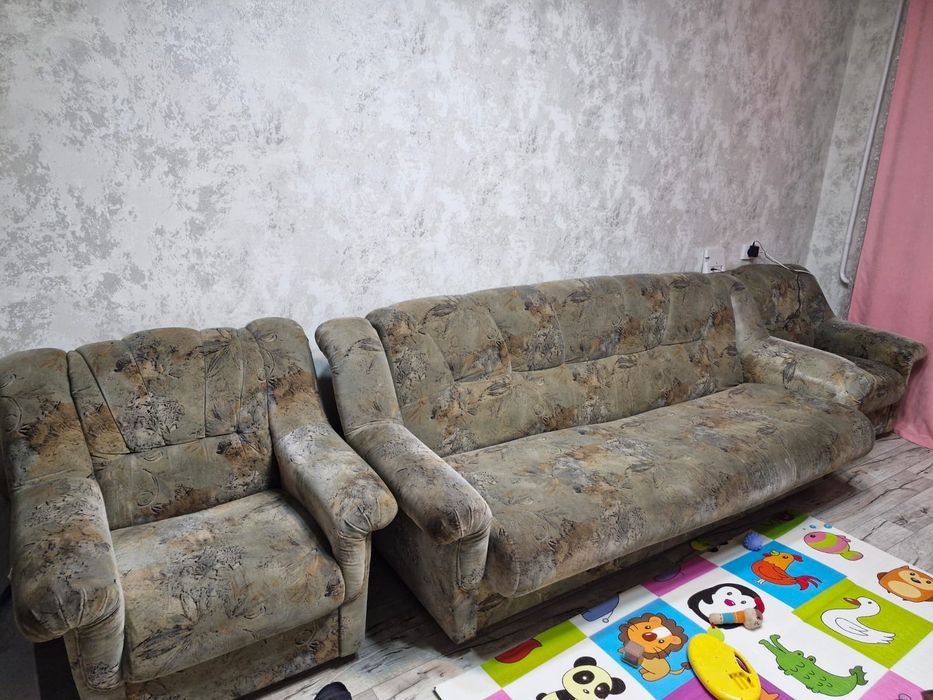 Продаётся диван и два кресла