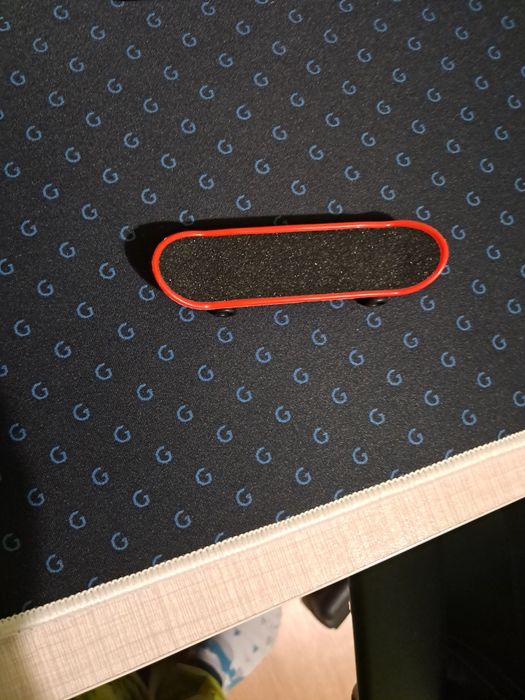 Продава се спешно, скейтборд за пръсти + подарък два стикера