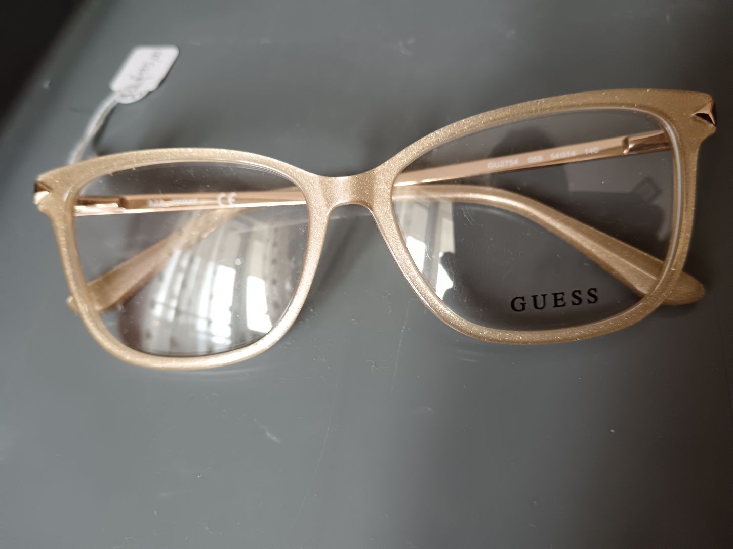 Vând sau schimb rama de ochelari Guess