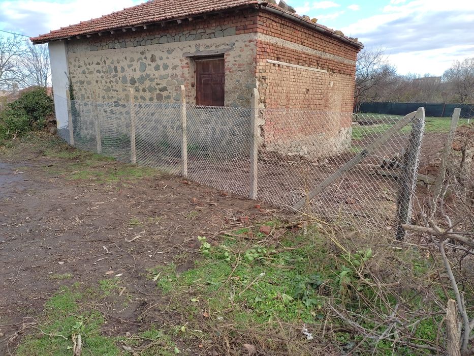 Изграждане на ограда с циментови колове и оградна мрежа