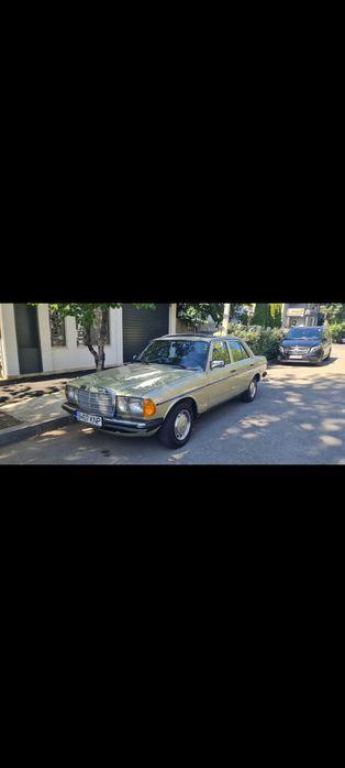 Mercedes Benz w123 vehicul istoric