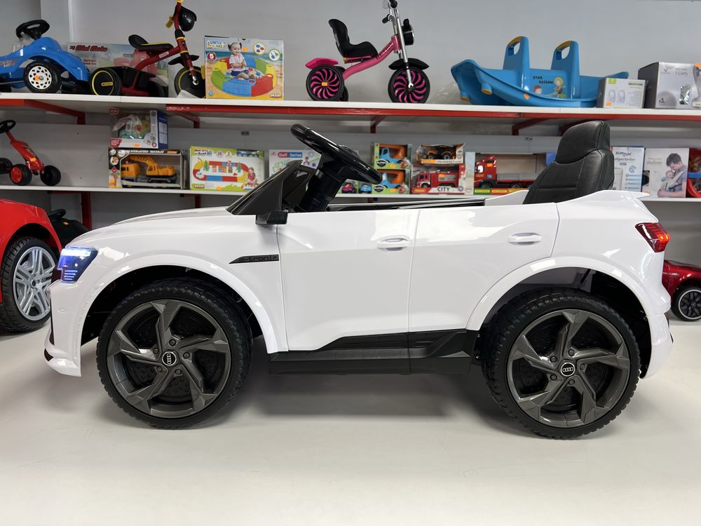 Детска акумулаторна кола Audi RSQ8