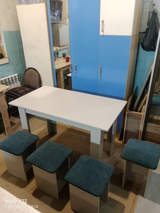 Продам кухонный стол и табуретки