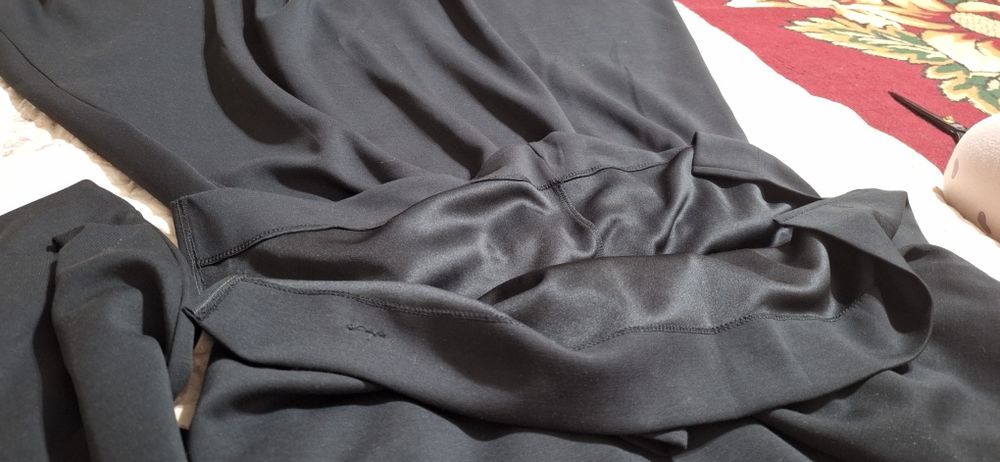 Кофта ва юбка ойшо матодан килинган. Куз ва киш мавсуми учун ажойиб.