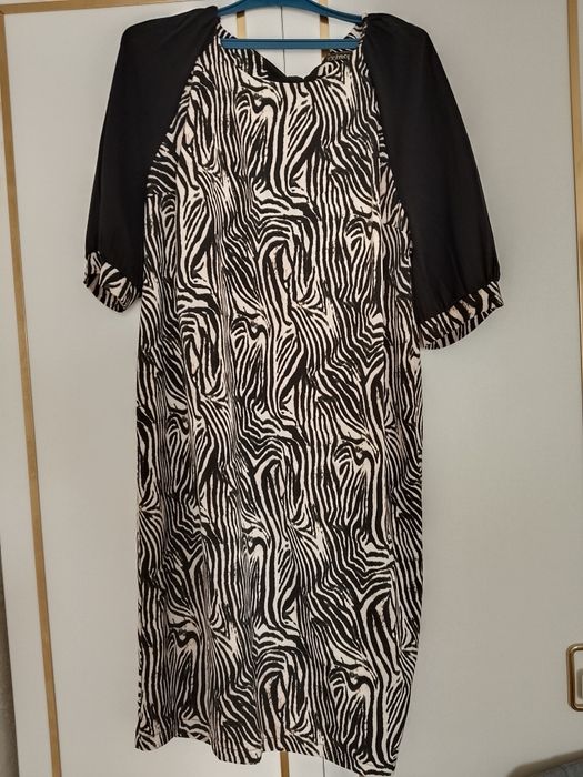 Женское платье с короткий рукавом