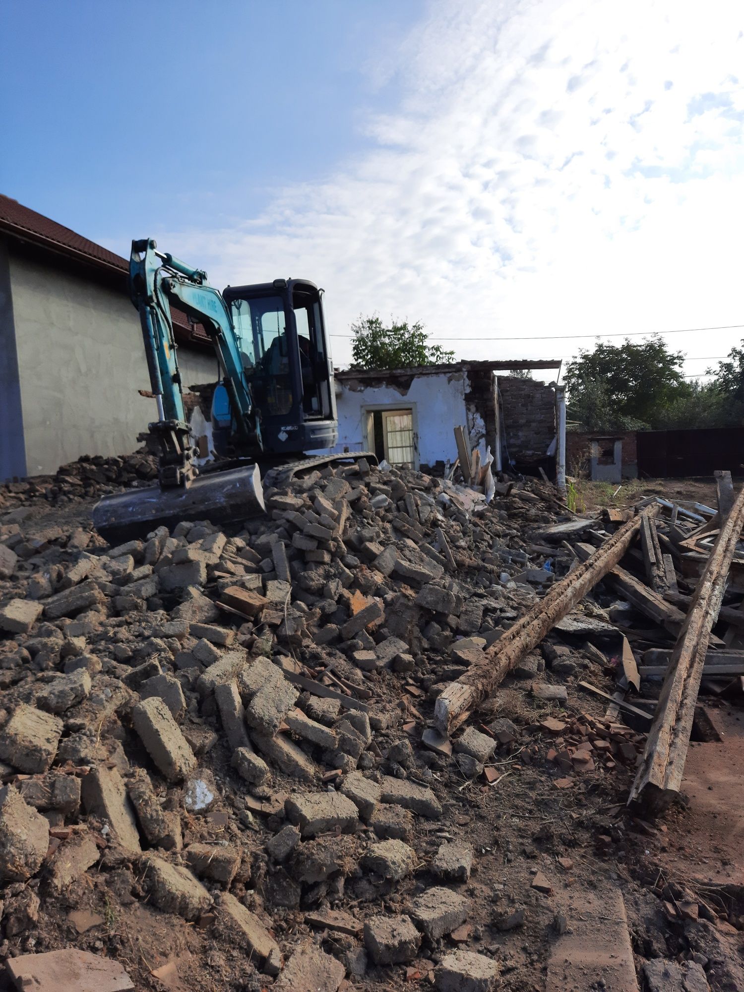 Acum: demolari, defrisari, sapaturi, canalizari, terasamente.