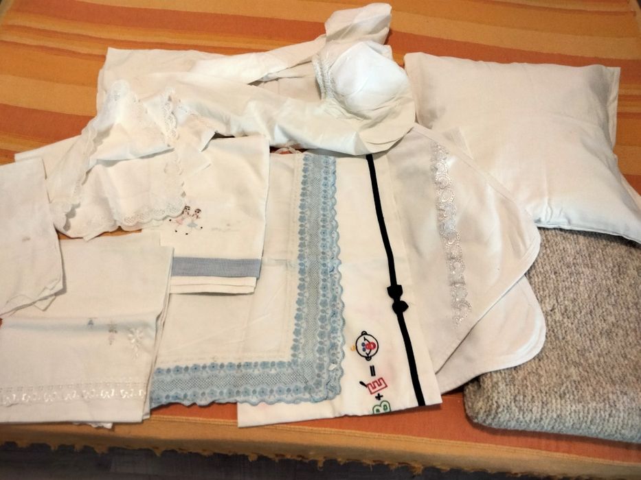 Mama și copilu un,cutie plina cu hăinuțe și lenjerie copii.