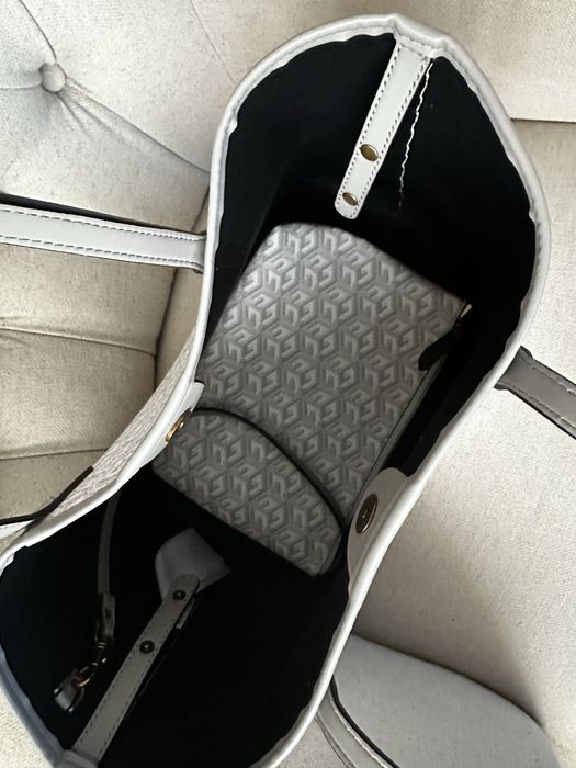 Чанта GUESS Vikky Larg Tote+плик pouch