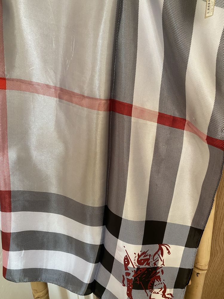Дамски шал Burberry естествена коприна