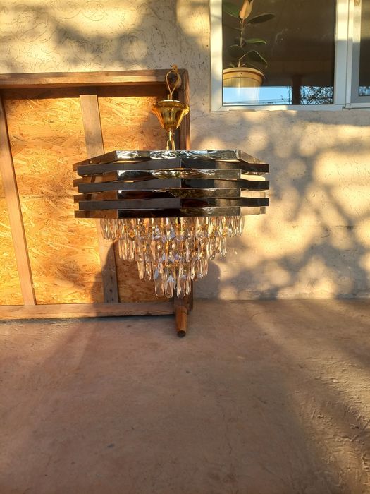 Люстра в хорошом состояние