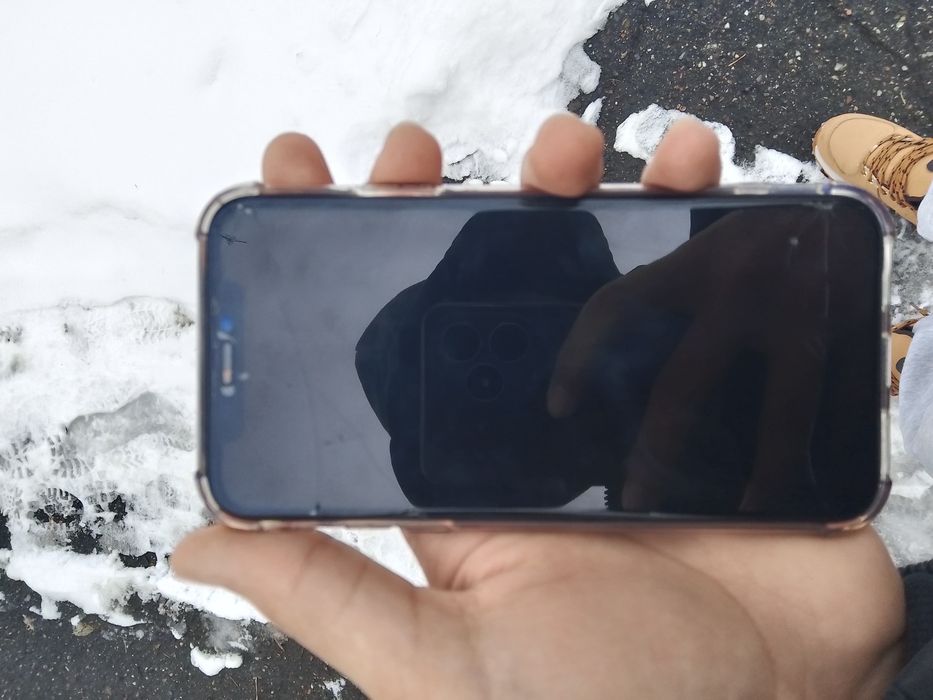 iPhone Х в хорошем состоянии, треснуто заднее стекло